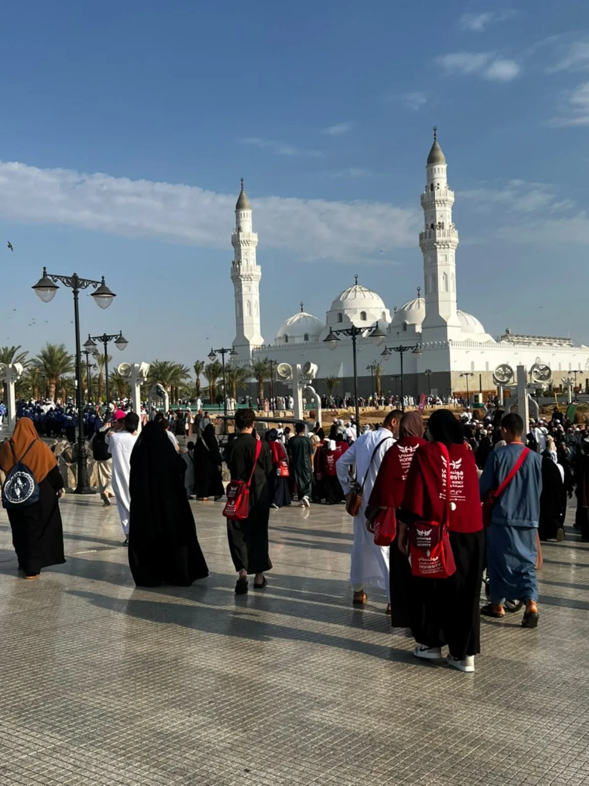 معتمرو هونستي أثناء الزيارة